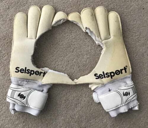 _pslotsofgs's tweet photo. GIVEAWAY🎁
Win our goalkeepers match worn gloves, fresh from channeling his inner Karius this evening. https://t.co/Z5h4SIIl4G