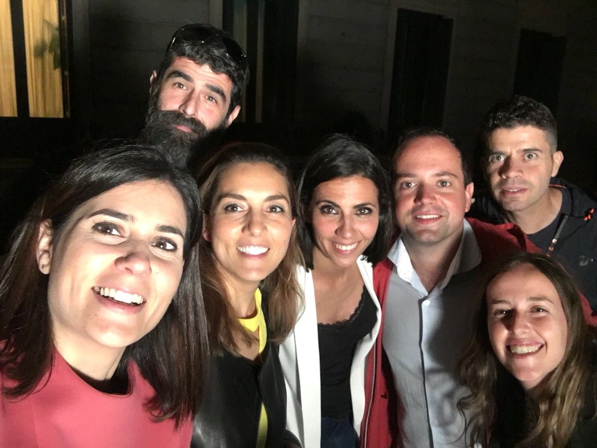 _anapastor_'s tweet photo. Aquí un equipazo tras 14 horas sin parar en directo. Os dejamos con @El_Intermedio y Mañana desde las 8.30 más!!!!! https://t.co/cK1in6TLgR
