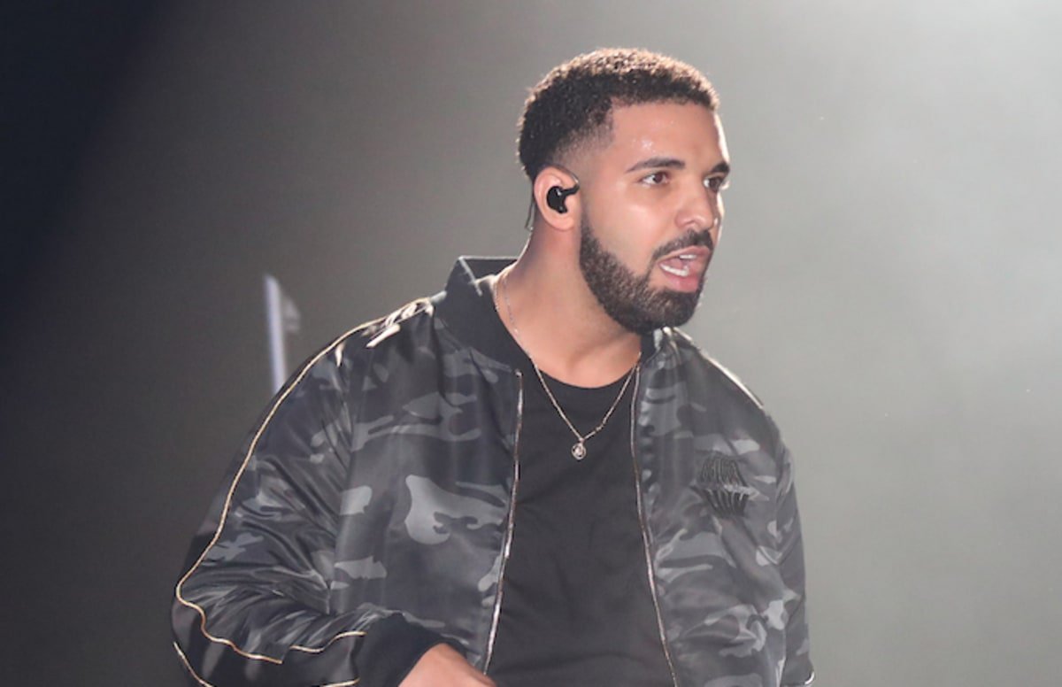 ComplexMusic's tweet photo. Porn site offers Drake's alleged baby mama a job to help support her son.  https://t.co/7EzhfhMzD7 https://t.co/LYifbwXiDo