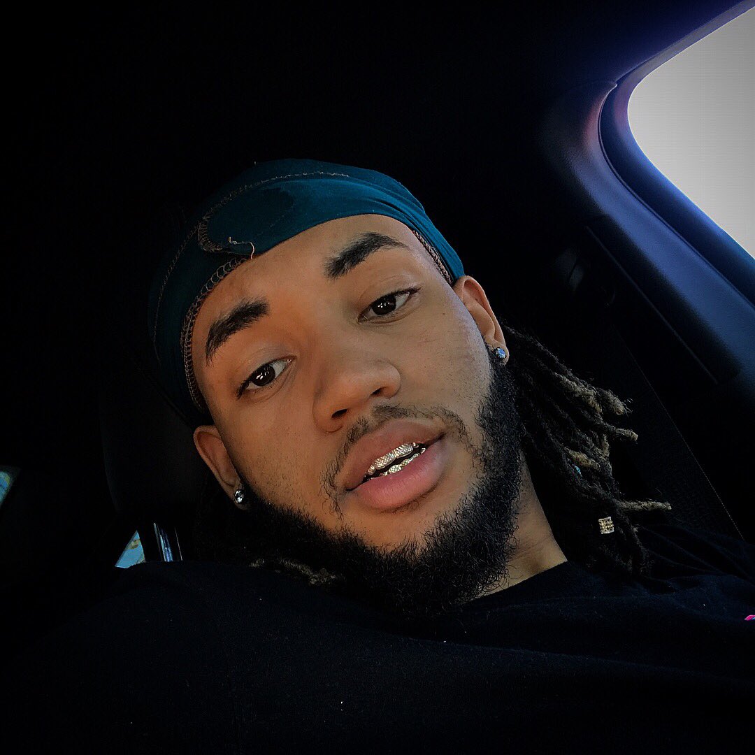 Bsaunders__'s tweet photo. They hate to see smile when your grill bling💸 https://t.co/xnY11VgX1N