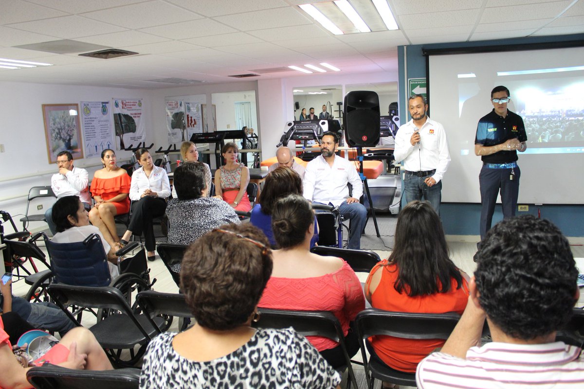 MarckAlx's tweet photo. Agradezco la invitación de #FernandoTiscareño para platicar con las y los integrantes de Asociación Brenda Esclerosis Múltiple. Por un Chihuahua organizado y participativo #SociedadesCivilesFuertes
#HIRAMD17 #PorTiHacemosHistoria #JuntosHaremosHistoria #TodosConAMLO https://t.co/zKmRtMYNyT