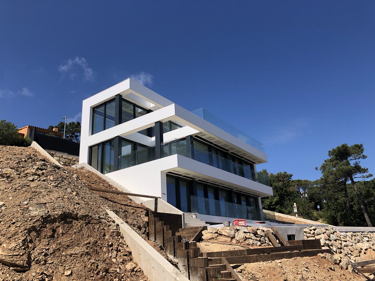 alumolins's tweet photo. Finalizando los trabajos de la primera vivienda en uno de los proyectos en los que estamos participando. 55 exclusivas viviendas diseñadas por @ObreinComunica en #Begur. Sistema #CorVision de @cortizo y vidrios sunguard suministrados por #vidresif. Vamos a por la siguiente 💪💪💪 https://t.co/GbqXx8f3HA