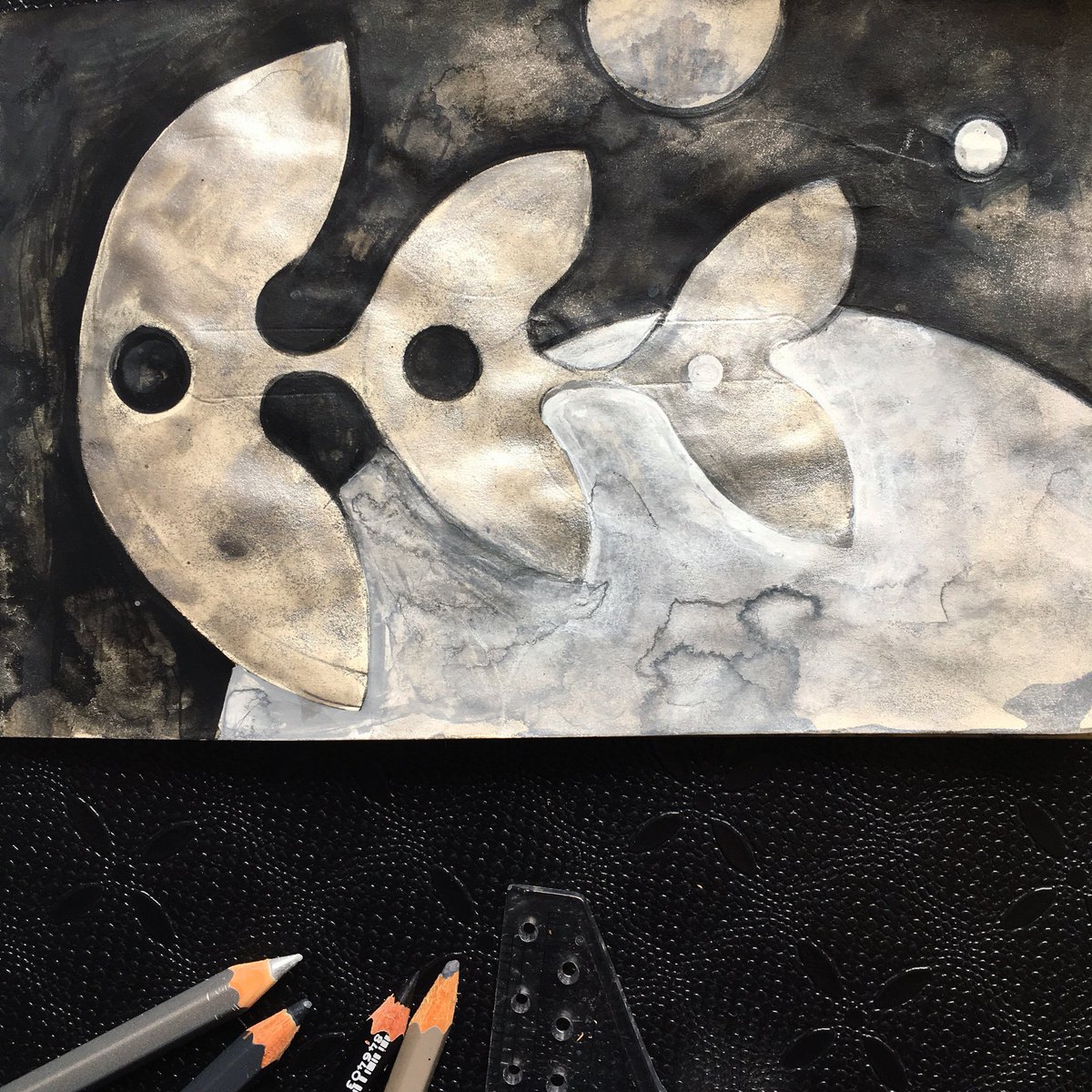 JuliaHensley's tweet image. Biomechanical #spaceform (plant-type) cruising the äarWi galaxy 💫🌑 🌿#sketchbook #evolution #scifi #studio #geometry #ancientfuture