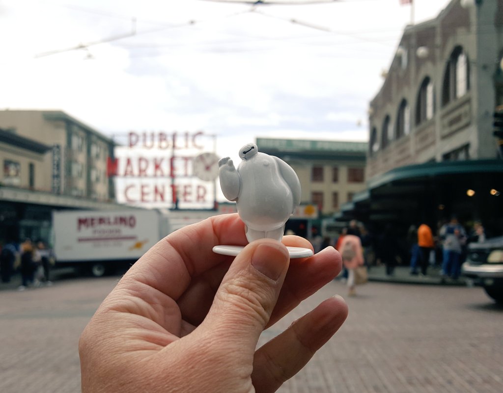 dwntwndwn's tweet photo. Our first stop today is Pike's Place Market. Stinky, but still super cool. #BaymaxSeesSeattle #fishthrowing #farmersmarket #cheesecake #wine #flowers #peoply @Llucasjaredd https://t.co/qVqje8nYQw