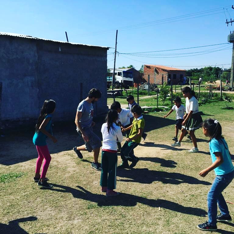 EnsenaxParaguay's tweet photo. ¿Adiviná quiénes se volvieron científicos por un día? Queremos agradecer esta vez a Ilda Theka y Francesco Sottile, biotecnólogos italianos que compartieron una tarde científica nuestros estudiantes de San Ramón #DesafíosQueHacenHistoria #EnseñaPorParaguay https://t.co/FMo0pVEW0K
