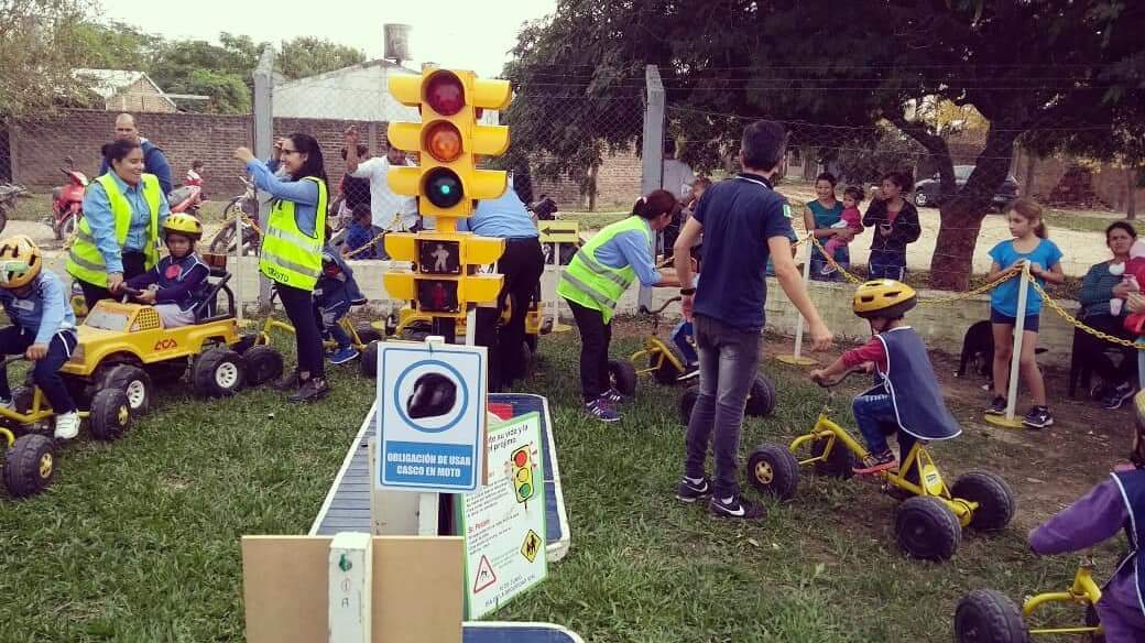 MuniResistencia's tweet photo. 😍JUNTO A LOS #NIÑOS SEGUIMOS CELEBRANDO EL DÍA DE LOS #JARDINES DE INFANTES
🎉👧👦🚗Compartimos este segundo festejo en el Centro Comunitario Municipal #PalermoII, disfrutando de distintos juegos y actividades de concientización sobre #Tránsito y #SeguridadVial.
#Resistencia https://t.co/lqSUsUls5g