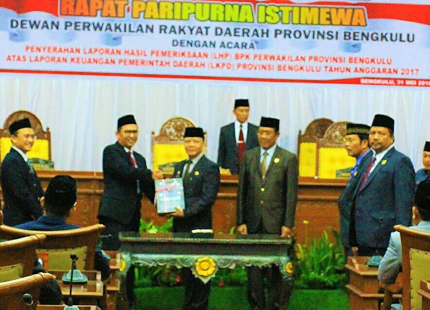 mediacenterBKL's tweet photo. Pemerintah Provinsi Bengkulu berhasil mendapatkan predikat Opini Wajar Tanpa Pengecualian (WTP) dari Badan Pemeriksa Keuangan (BPK RI) atas pengelolaan keuangan daerah tahun Anggaran 2017. https://t.co/eDBwmWTOVl