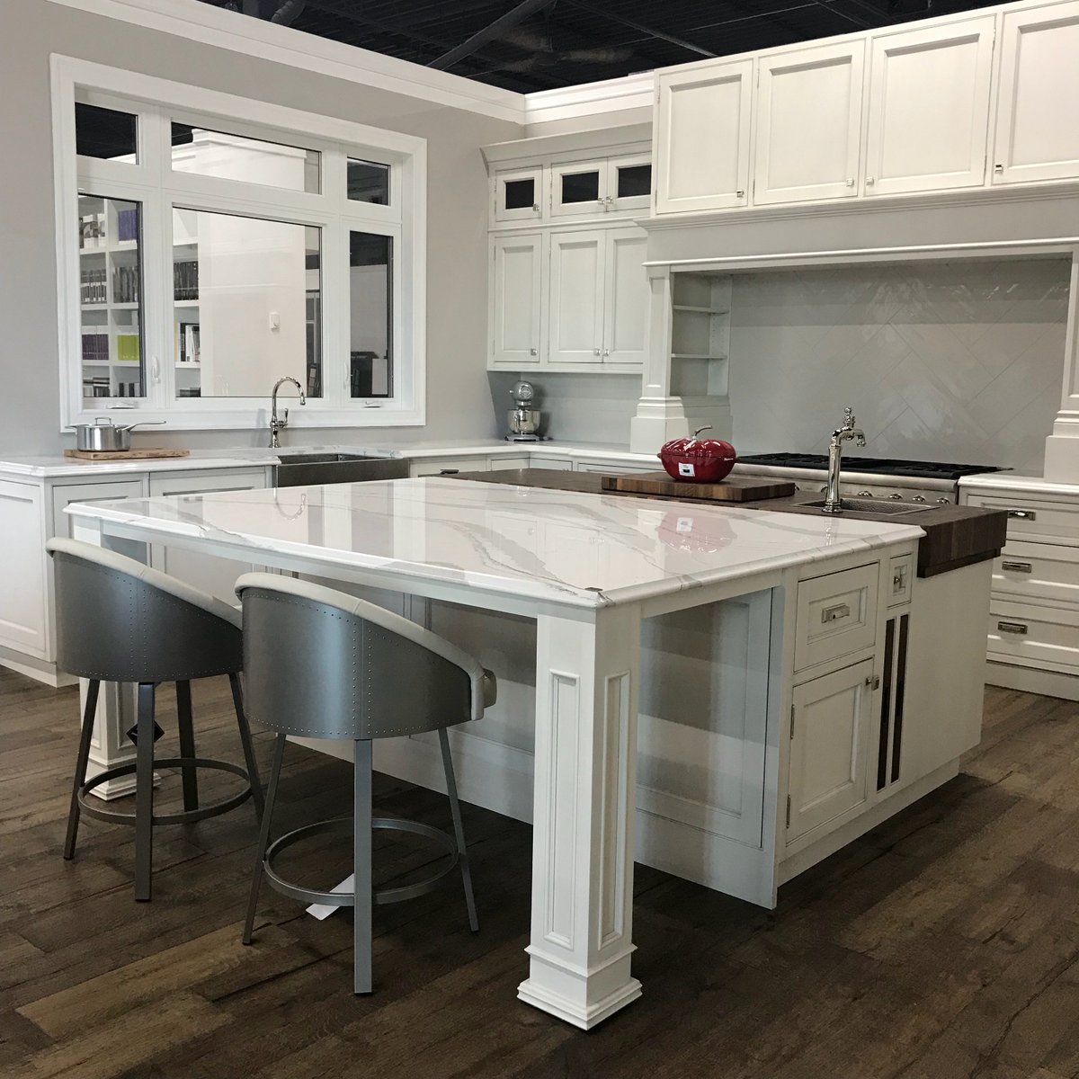 BerensonInc's tweet image. Salt&amp;amp;Pepper's gorgeous new showroom with knobs from Designers group 10 and cup pulls from Studio. Two collections that pair amazingly well together! Check them out on our website! #interiordesign #design #cabinethardware