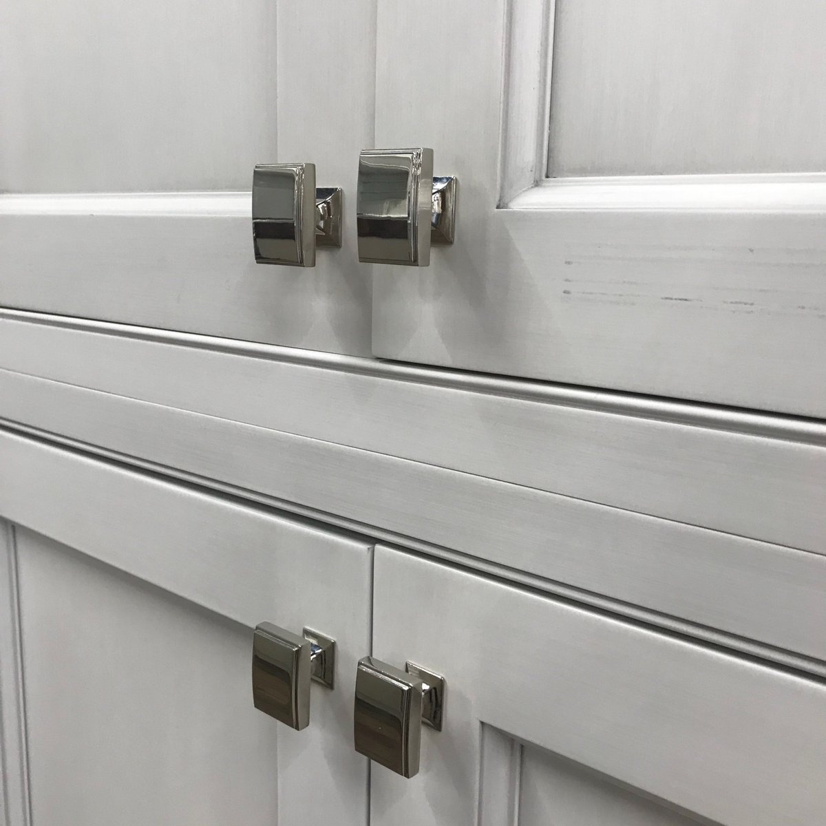 BerensonInc's tweet image. Salt&amp;amp;Pepper's gorgeous new showroom with knobs from Designers group 10 and cup pulls from Studio. Two collections that pair amazingly well together! Check them out on our website! #interiordesign #design #cabinethardware