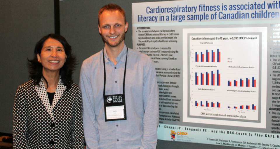 CPHO_Canada's tweet photo. This morning at #PHSP2018, I visited poster presentations by #PHAC’s Sharon Bartholomew and Justin Lang. Thank you for your contributions to Canada’s public health evidence base. @CPHA_ACSP https://t.co/mSP2YYdV3l
