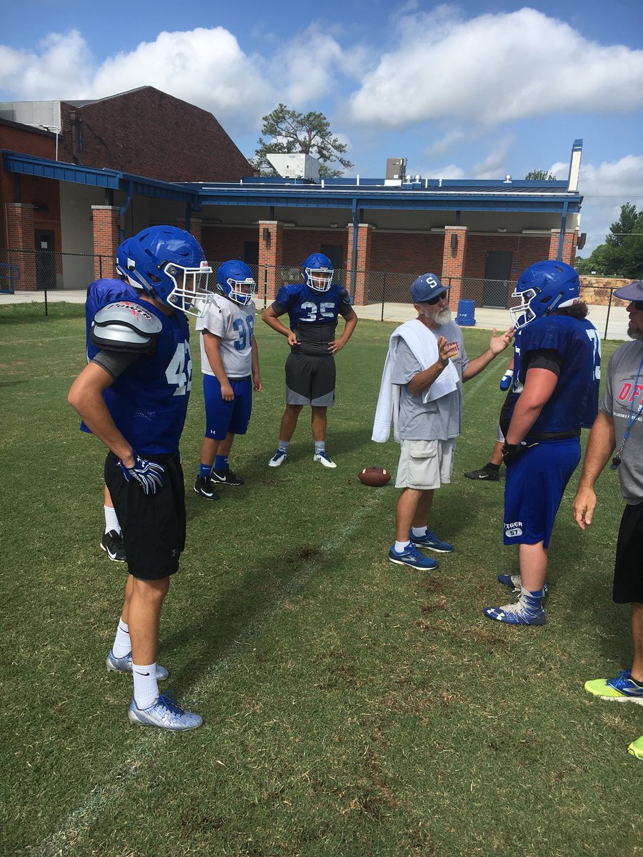 c_elerick's tweet photo. Finishing spring ball with some of my favorite people! #oline #movebodies @Norsemen_FB ready for camp next week! https://t.co/V76OhRqWQu