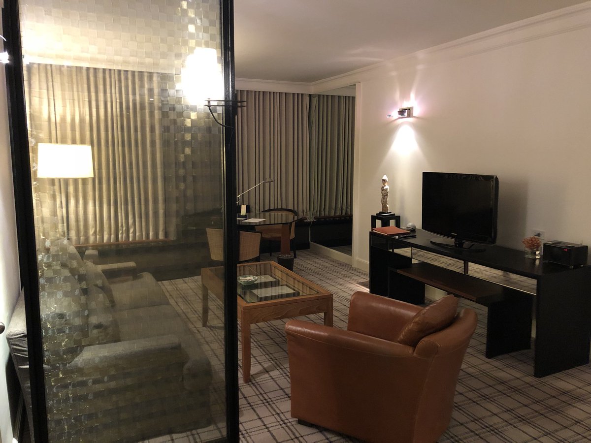 powerrcatt's tweet photo. Sweet suite upgrade. Not so big but decent size. Too small for family but works great for couples and business travelers( by that I mean solo). Bought two bottles of champagne from airport duty free and Davidoff exqusitos. Saved some bucks? #grandhyatt #hyattlifetime #business https://t.co/d6ZJdtL5iY