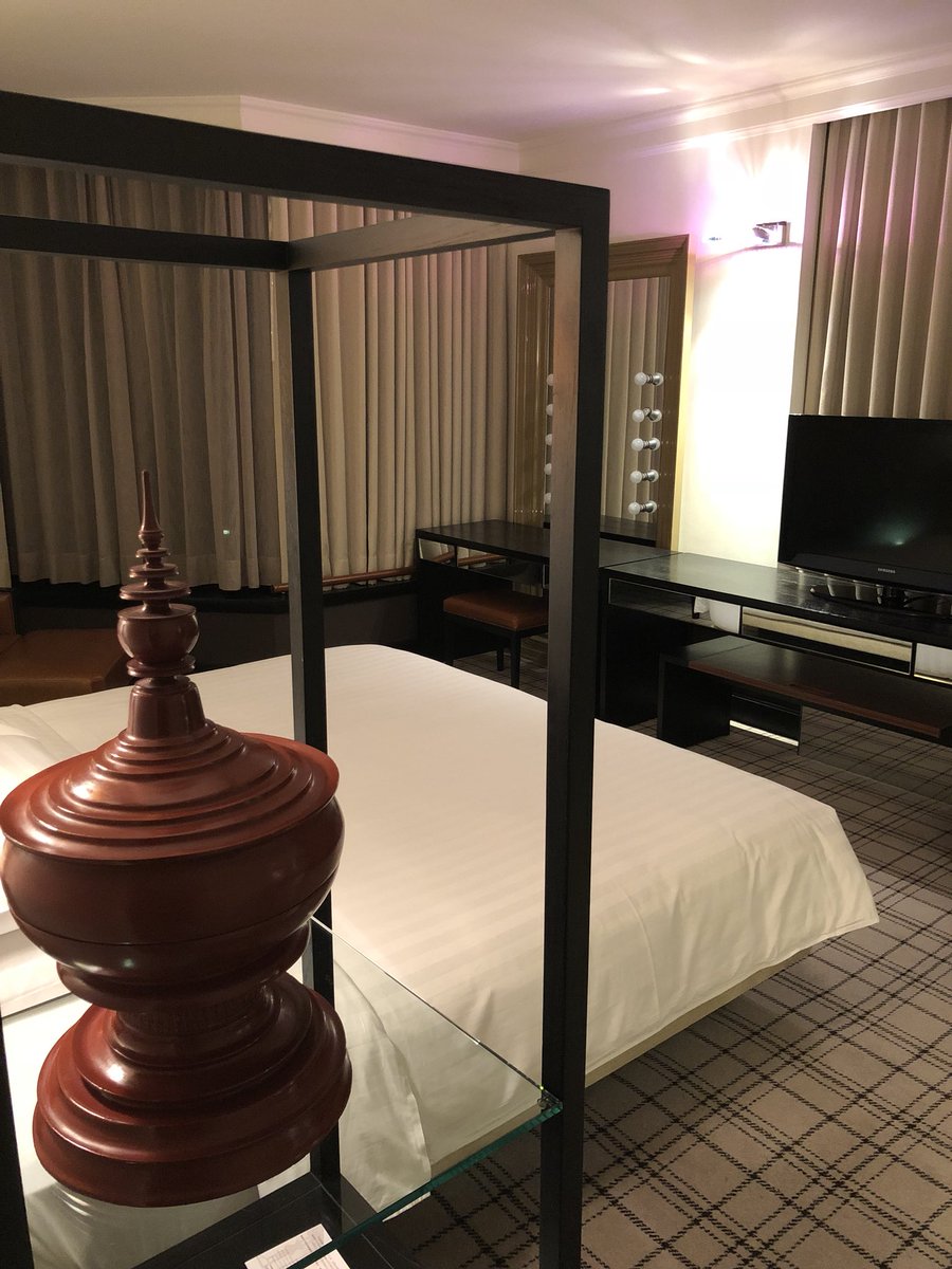 powerrcatt's tweet photo. Sweet suite upgrade. Not so big but decent size. Too small for family but works great for couples and business travelers( by that I mean solo). Bought two bottles of champagne from airport duty free and Davidoff exqusitos. Saved some bucks? #grandhyatt #hyattlifetime #business https://t.co/d6ZJdtL5iY