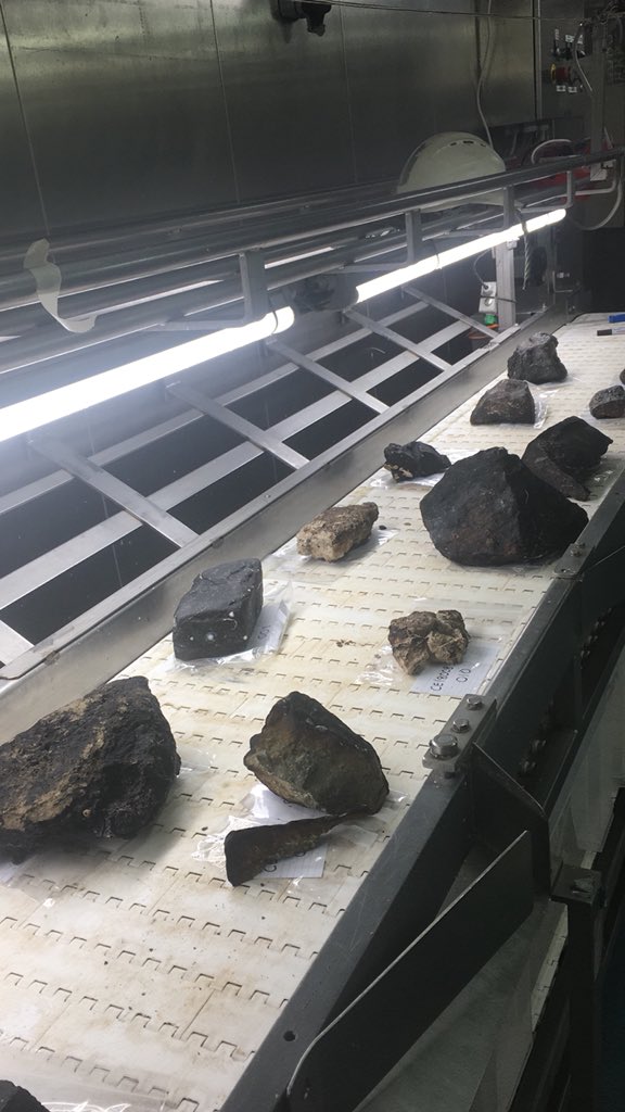 When you are excited about rocks at four am you know you have picked the right career #geologyrocks #expTOSCA #charliegibbs #deepatlantic #midatlanticridge #rocks #geology #PhDLife #RVCelticExplorer @followtheboats @nuigalway @EOS_NUIG