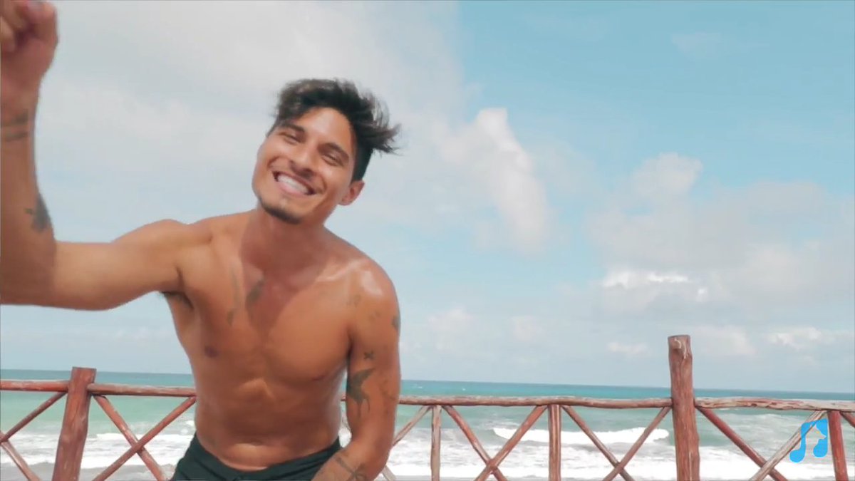 thebrightlouis's tweet photo. yo no puedo creer que este hombre sea real #BailaloDosogasTeam https://t.co/IOBKHSLjYH