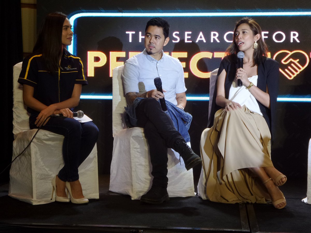 diyarista's tweet photo. NOW: @SunLifePH presents prominent policy holders #ApprenticeAsia winner #JonathanYabut &amp; #PaoloBernardo of #ParokyaNiEdgar &amp; their advisors #SunLifePerfectMatch @InquirerBiz https://t.co/YMYuQTBVuG