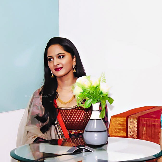 AnushkaShettyTM's tweet photo. Beauty isn't about having a #pretty_face. It's about having a #pretty_mind, a #pretty_heart, & a #pretty_soul. 😍🌠
.
.
.
.
Anushka Shetty 💖
.
.
.
.
#159daystoAnushkashettybirthday
#HBDAnushkaShetty 🎉🎊🎉
#Anushkashetty #sweetyshetty #tollywoodactress #flower https://t.co/oG7yeTXn1e