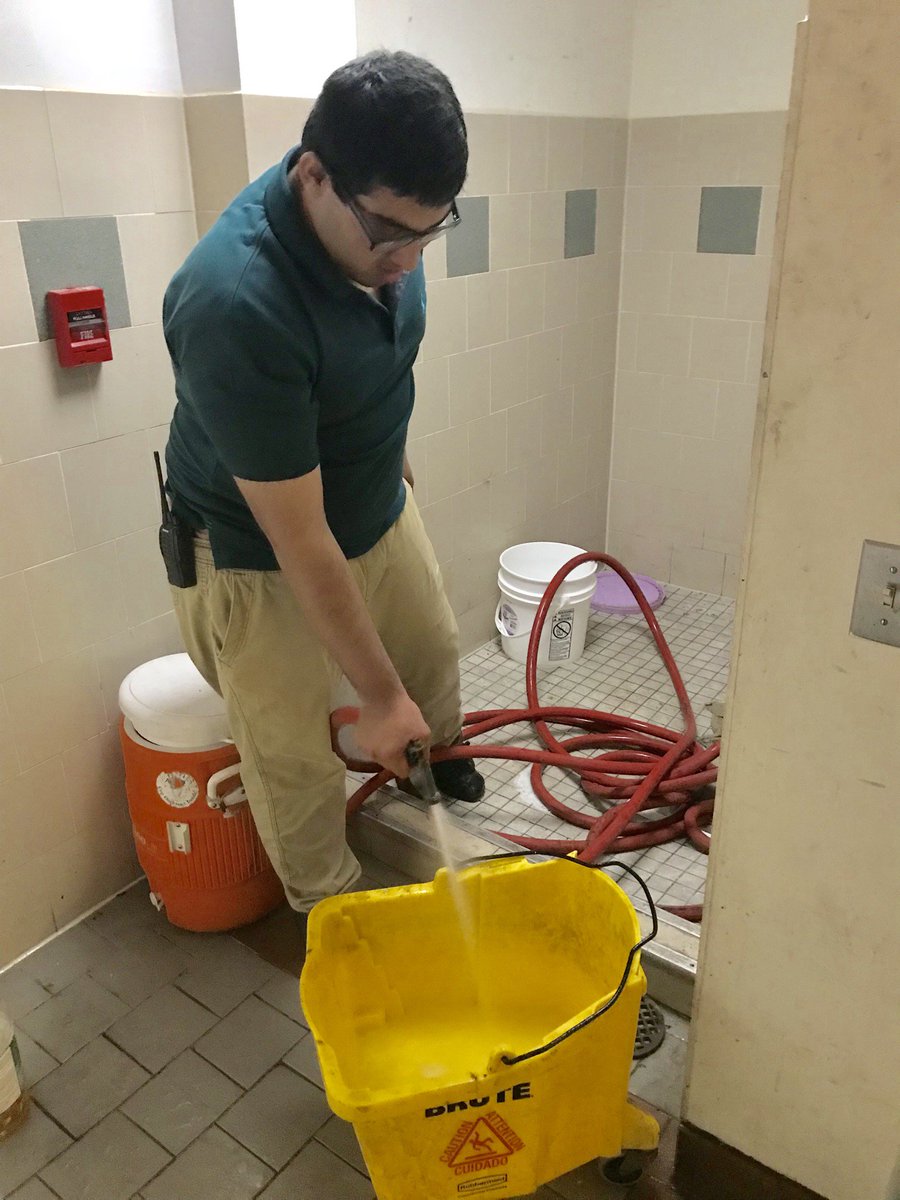 MKASilverSpring's tweet photo. Muqami Khuddam working hard during the month of #Ramadan for Iftari. Cooking &amp; Cleaning https://t.co/2ktv6KrCXM