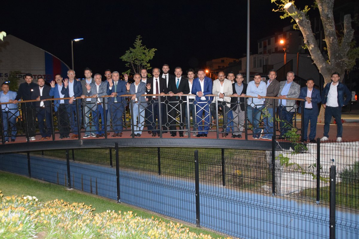 hasandemiraslan's tweet photo. Bu akşam Karesi İlçe teşkilatımızla birlikte Balıkesir Merkez’de Sakarya Mahallemizde halkımızı ziyaret ettik. 24 Haziran’a kadar durmadan yorulmadan çalışmaya devam.
#VakitBalikesirVakti 
#VakitTürkiyeVakti https://t.co/1rtSwcukOD