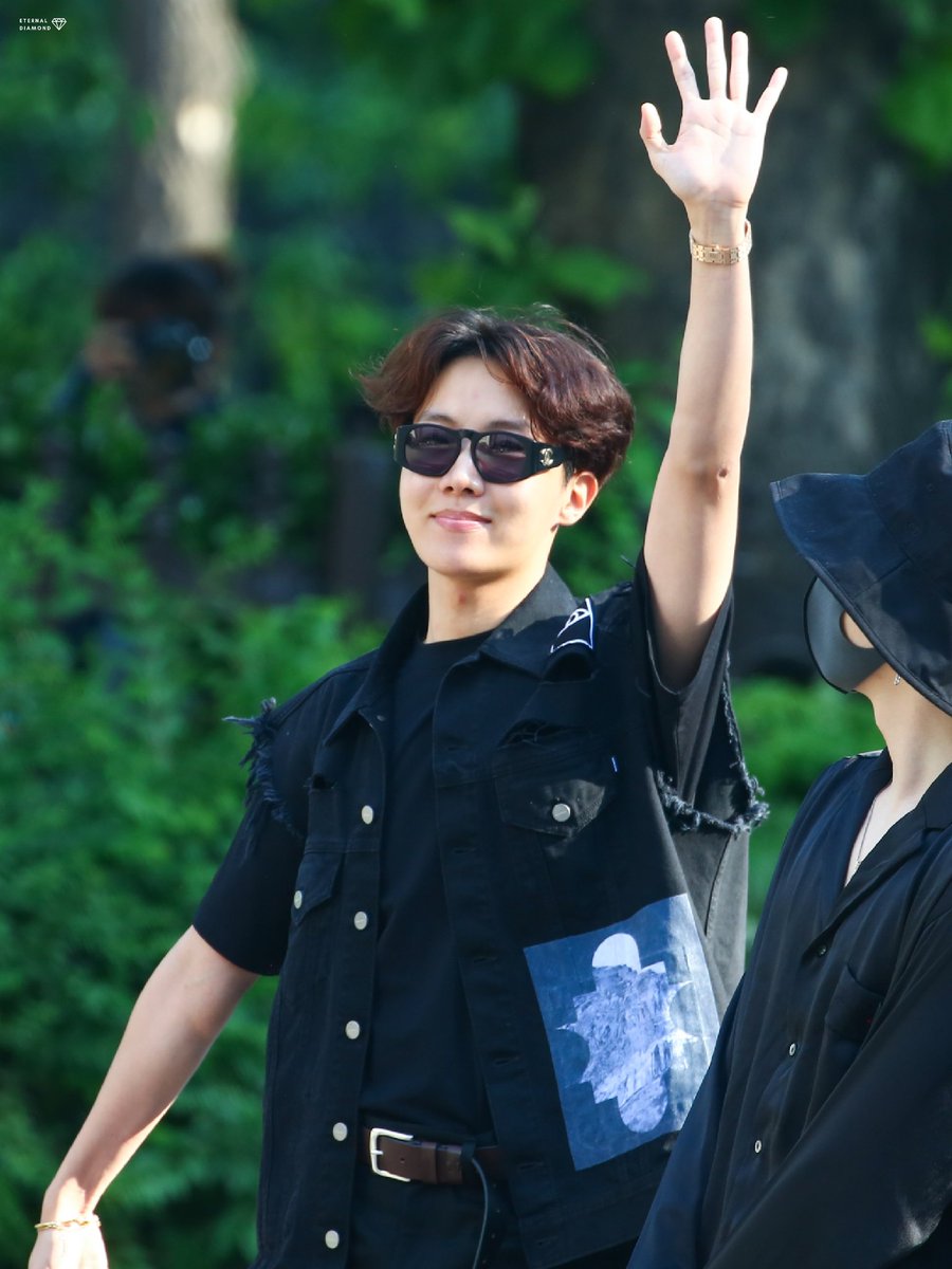 eternaldiamond_'s tweet photo. 180601 뮤직뱅크 출근 HQ

#제이홉 #정호석 #방탄소년단 #JHOPE @BTS_twt https://t.co/xoQSPFRzpl