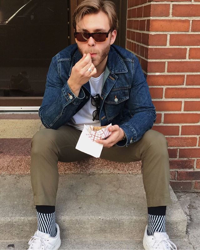 Rob in our SILVER DOLLAR sunnies making good progress on that ice cream sandwich🍦🍪 ift.tt/2smXvga