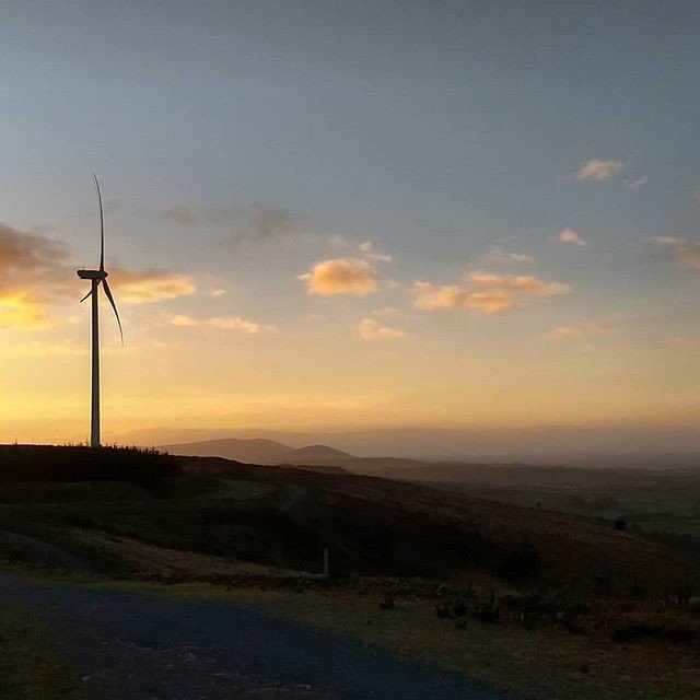 Reposting @eyeforireland:
From November 
#nature_seekers #nature_shots #nature_photo #windmillfarms #sunset_hub #mountainview #mountainsunset #mountainscenery #landscape_hunter #windmill #nature #landscape #mountains #sunset #windmills #naturephotography #landscapephotography