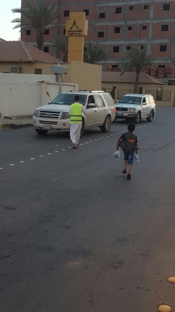 VolunteerismT's tweet photo. بدعم من فاعل خير قام #فريق_الخير_التطوعي وبراعِمه بتوزيع وجبات افطار صائم في اشارة الحزام لليوم الثالث  ١٤٣٩/٩/١٦ أعاننا الله وإياكم على فعل الخير  💖🕊. https://t.co/eSLHEVmbEM