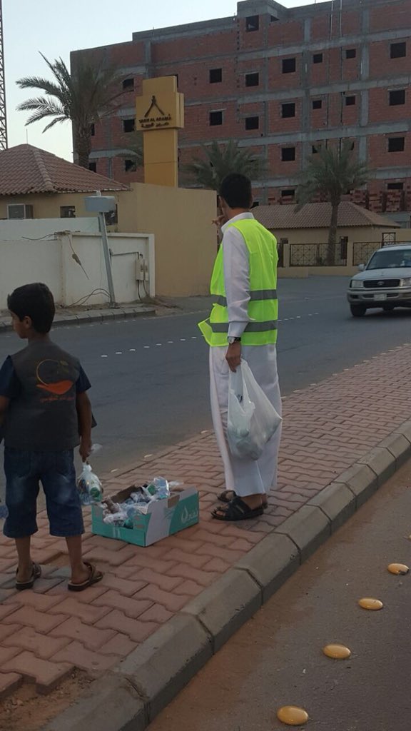 VolunteerismT's tweet photo. بدعم من فاعل خير قام #فريق_الخير_التطوعي وبراعِمه بتوزيع وجبات افطار صائم في اشارة الحزام لليوم الثالث  ١٤٣٩/٩/١٦ أعاننا الله وإياكم على فعل الخير  💖🕊. https://t.co/eSLHEVmbEM