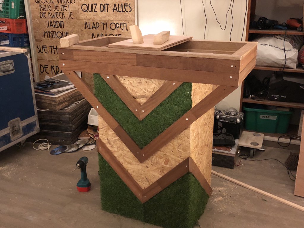 Janvankampen's tweet photo. Die hele mooie, enorm grote, #kunsdt infobalie is dan wel gesloopt en deels afgevoerd deze week… maar het merendeel van het materiaal en de stijl worden gerecycled in de #Boomshow 🎉 #YAF18 #StudioO #Kunsdt https://t.co/ZC1MGMFRd0