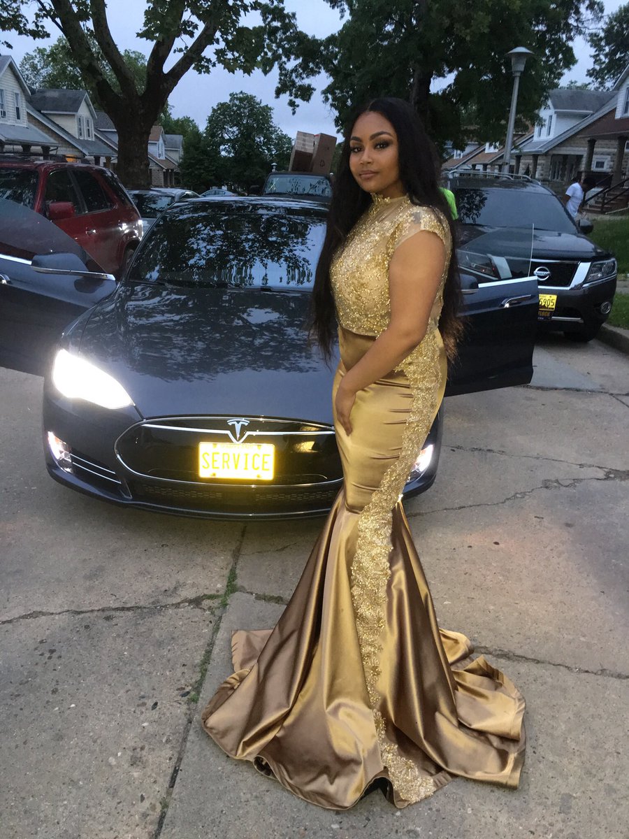 dejjenelle's tweet photo. i took a tesla and landed on mars✨ #Prom2k18 https://t.co/aYHuzNcnax