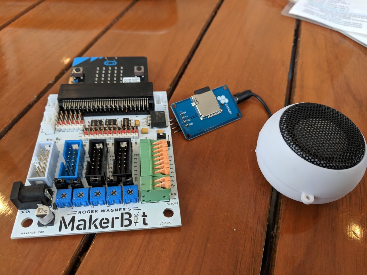 anotherschwab's tweet image. Checking out the latest #MakerBit from @rogerwagner, now with multi-language and sound!