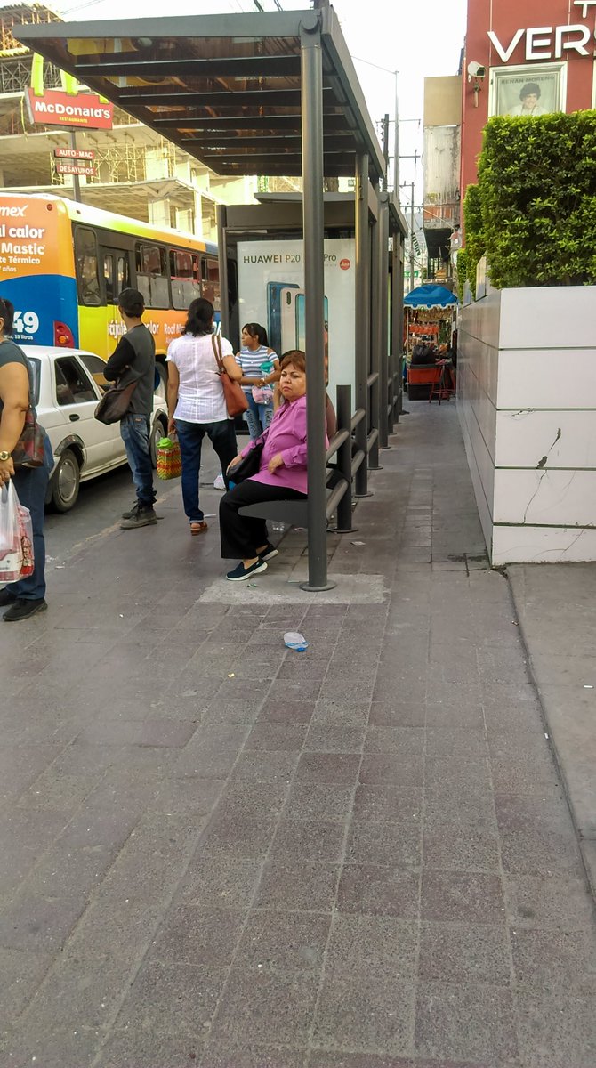 SheilaQG's tweet image. Y a quién se le ocurrió la fabulosa idea de poner un #mupi en la banqueta angosta?Dónde pongo mi queja? @banquetalibre #ceroaccesible