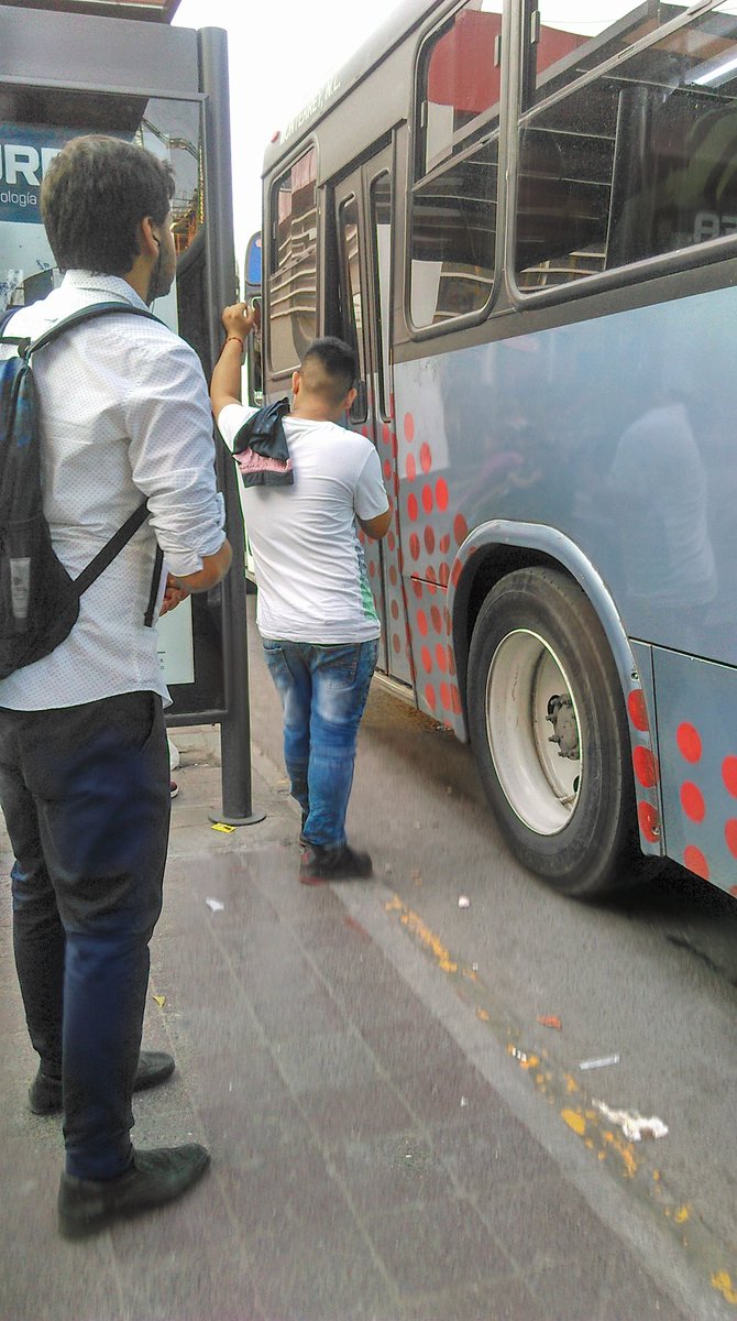 SheilaQG's tweet image. Y a quién se le ocurrió la fabulosa idea de poner un #mupi en la banqueta angosta?Dónde pongo mi queja? @banquetalibre #ceroaccesible