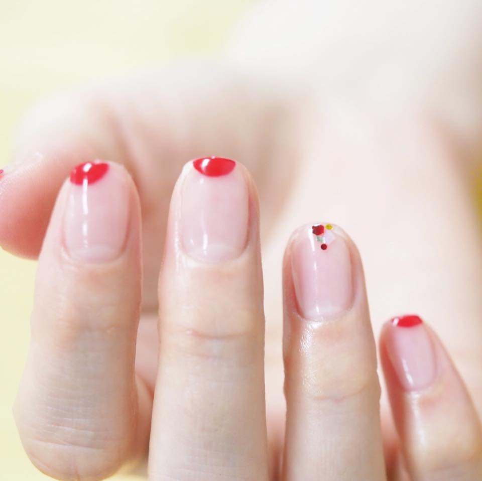 Nail Yumihari ほんのちょこっとの赤 赤を使いたいけどベタ塗りは抵抗があるという方はちょこっと使いだとナチュラルに仕上がります 5 000 Nail ネイル ネイルデザイン ショートネイル ナチュラルネイル ニュアンスネイル 春ネイル シンプル