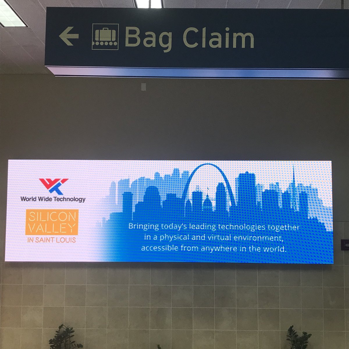 wwt_MattMatter's tweet photo. When you come back to STL for a personal trip but just can’t seem to miss this dazzling image at baggage claim. #SiliconValleyInSTL @wwt_inc https://t.co/W1hwme03RZ