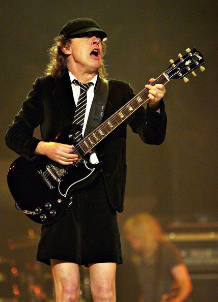 Гитарист эйси диси. Ac dc ангус янг. Ac dc ангус янг. Ангус маккиннон. Ac dc ангус янг.