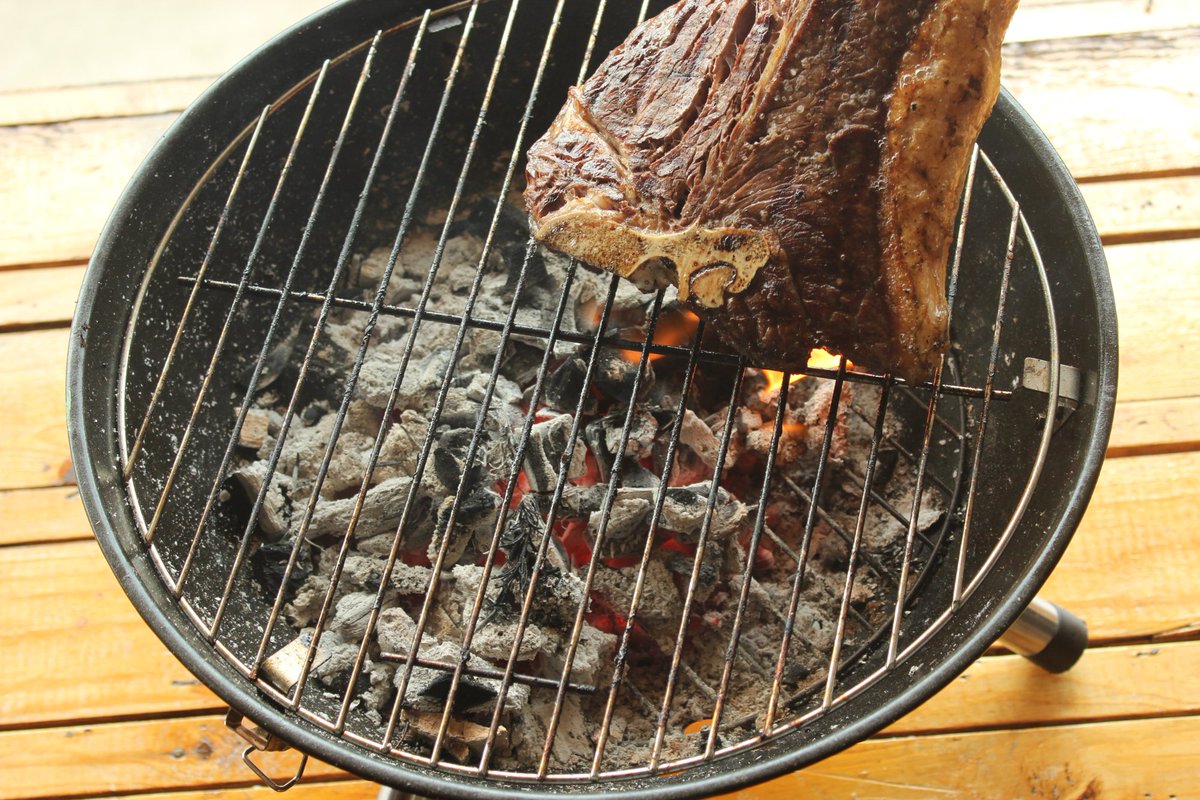 #TipsPortonovo La carne se cocina vuelta y vuelta, evita girarla a cada momentos y espera a que la parte superior sude los jugos antes de girarla.