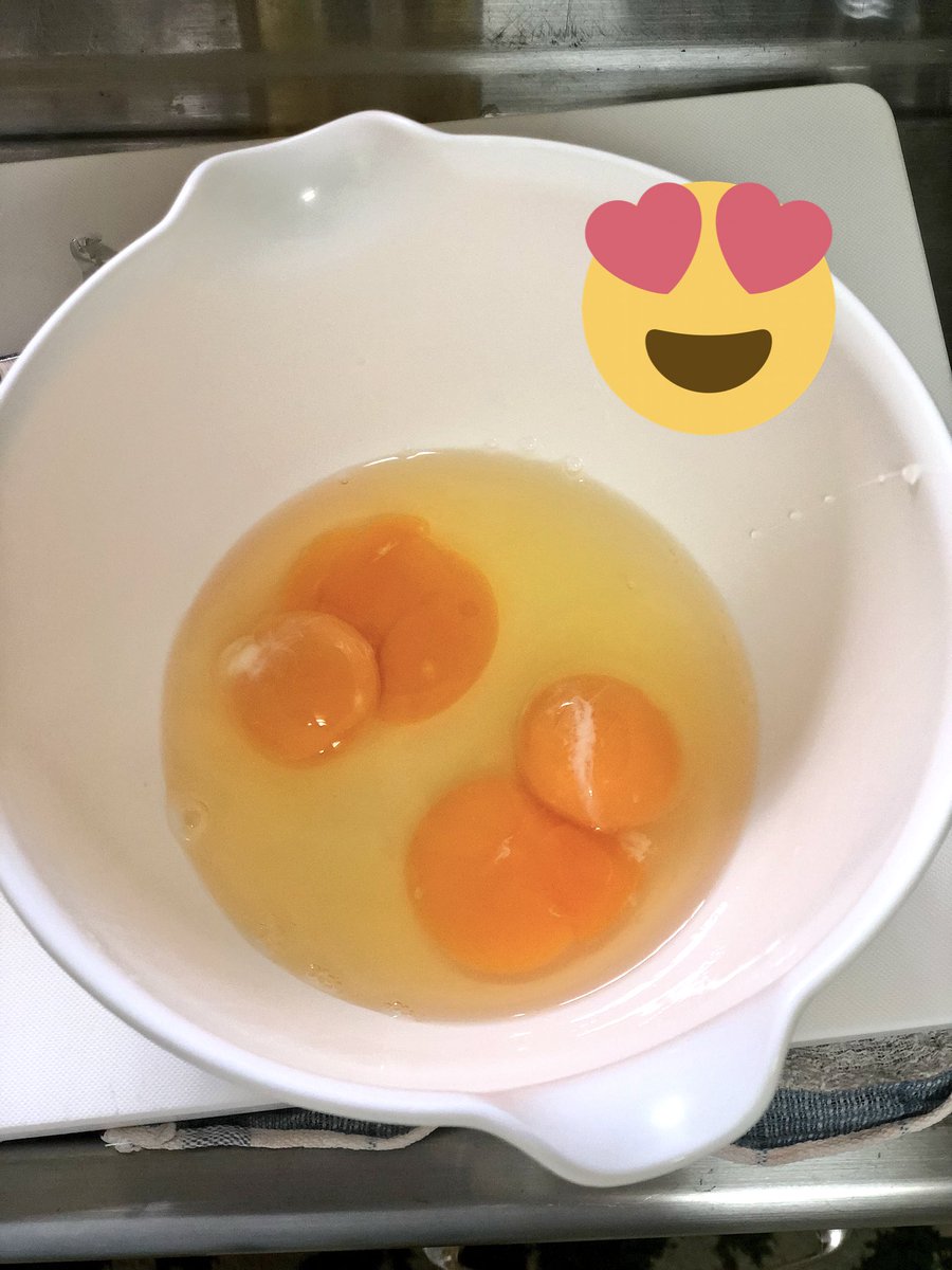 らぶたん A Twitter コストコで白老町のたまご個を買ってきて一昨日4つ目玉焼き作ったら1つが双子 今朝スクランブルエッグ作ろうとしたら2つとも双子ちゃん 割れちゃったけど 人生で初めて双子の卵に出会ったのに白老町の卵の双子率が凄い 白老町