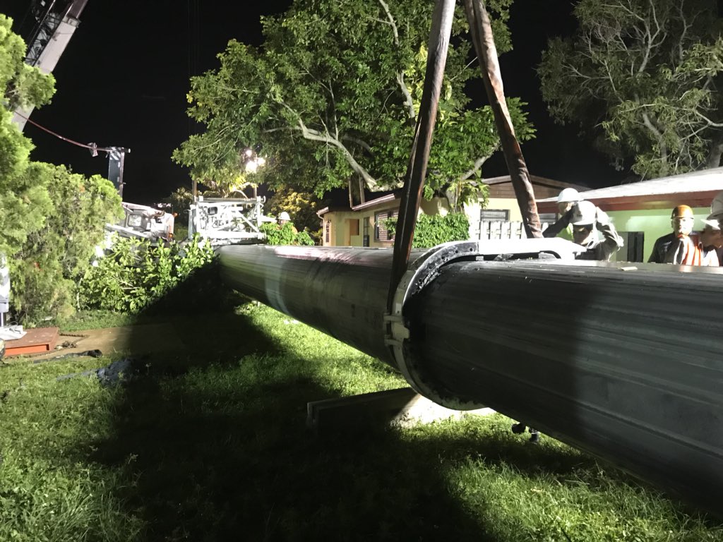 LHFireOPSChief's tweet image. #Lauderhill update on #cranecollapse recovery crews have removed the last section of crane boom from the house.  Crews will resume at daylight to work on removal of the base of the crane. #BreakingNews @LauderhillFDPIO @LPDPIO @CityLauderhill