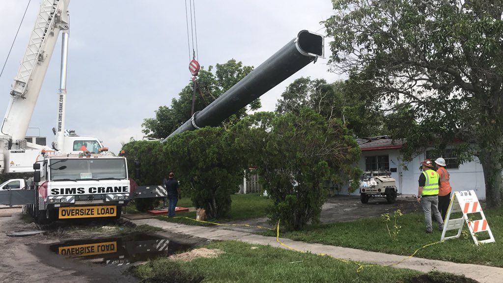 LHFireOPSChief's tweet image. #Lauderhill update on #cranecollapse recovery crews have removed the last section of crane boom from the house.  Crews will resume at daylight to work on removal of the base of the crane. #BreakingNews @LauderhillFDPIO @LPDPIO @CityLauderhill