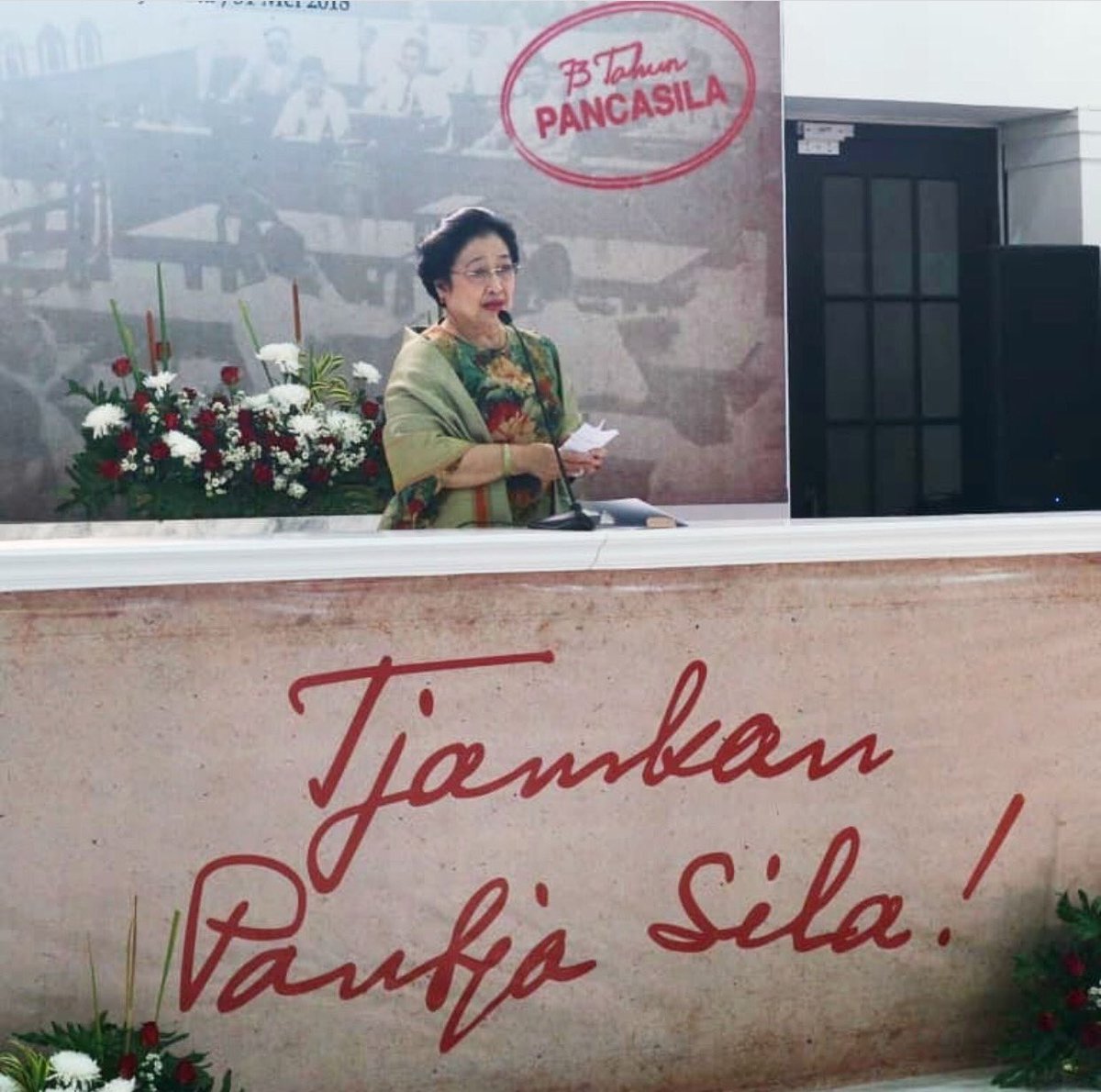 PutraNababan's tweet photo. Pancasila yang mampu menjadi leitstar, menjadi bintang penuntun yang dinamis bagi Indonesia. Pancasila Bintang Penuntun Bagi Indonesia Raya! Megawati Soekarnoputri 
#KitaPancasila
#PancasilaZamanNow
#JuniBulanBungKarno https://t.co/wzADsDslA8