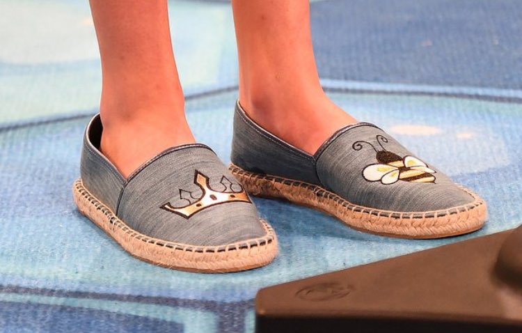 nic_f_roberts's tweet photo. In a world full of Kardashians.
Be a Simone Kaplan. #Speller60
She’s worn a #bee dress & #queenbee shoes during the National Spelling Bee @ScrippsBee @espn #SpellingBee https://t.co/PwEwe30Wit
