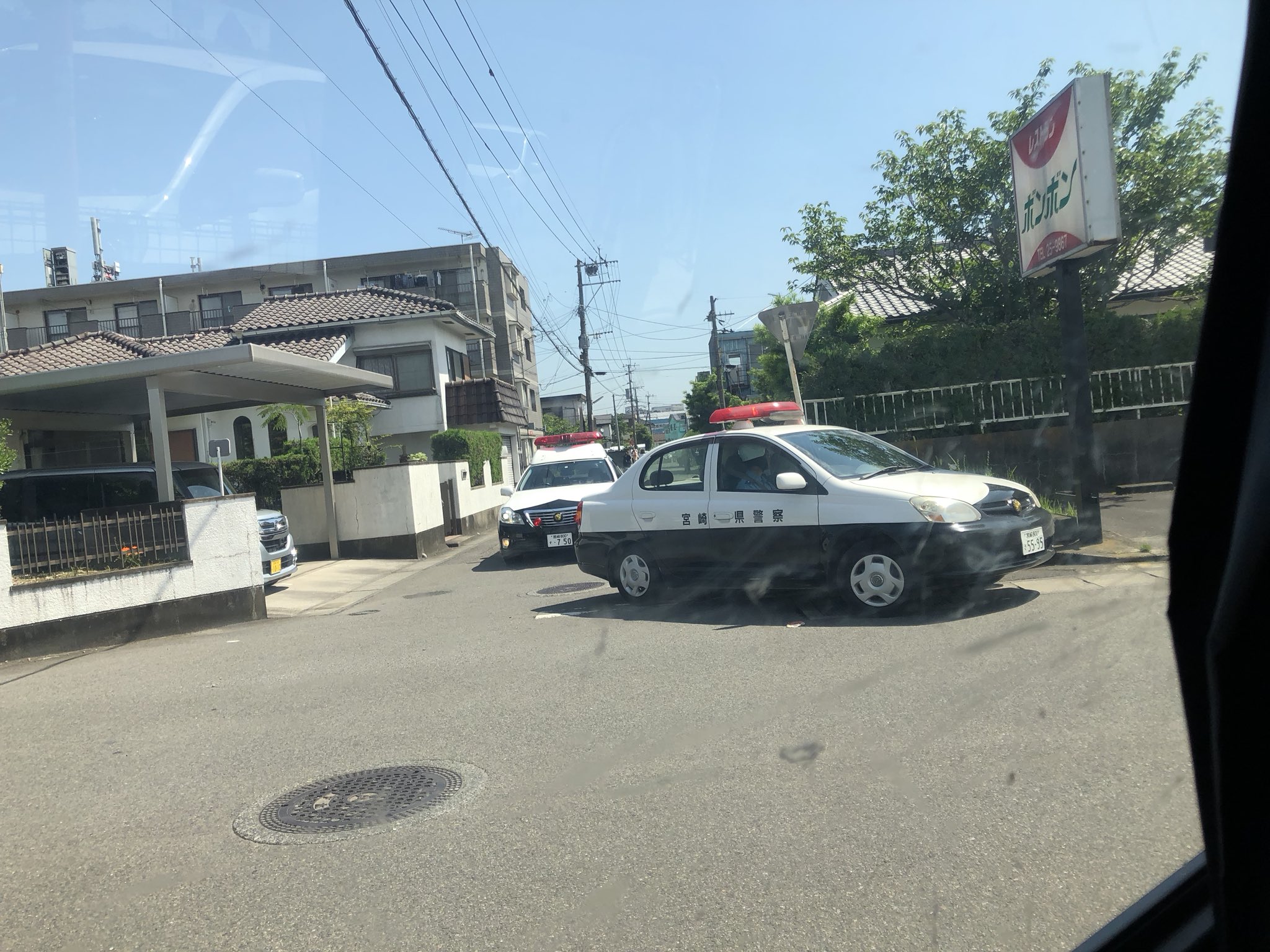 画像 朝から警察多いしなんか変だなって思ってたんだけど仕事で走ってたすぐ近くやった 軽トラが警察とカーチェイスしてて逃げてる最中に別の自動車と衝突その反動で軽トラ横転 まとめダネ 画像 朝から警察多いしなんか変だなって思ってたんだけど仕事で走ってたすぐ近くやった 軽トラが警察とカーチェイスしてて逃げてる最中に別の自動車と衝突その反動で軽トラ横転 まとめダネ
