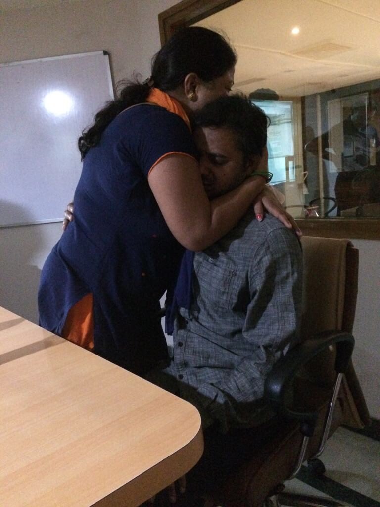 Cop_RK's tweet photo. The HCL software Engineer Mr Rajeev who was kidnapped on May 23 from Raj Nagar Extension PS Sihani Gate for ransom has been rescued today morning by STF Noida Team and Ghaziabad police after an encounter with the gang of kidnappers in which two kidnappers got bullet injuries. https://t.co/DNEiEs3EHE