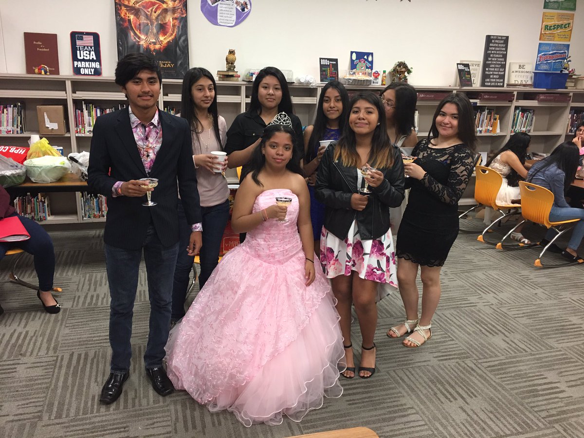 ceciliamewa's tweet photo. Awesome project, plan and celebrate a Quinceañera #ForReal #BusseyNation #APSpanish4 #teambuilding #responsibility #collaboration #speakingskills @vero7956 @MaestraLSanchez @ortagisd @millerk813 @ https://t.co/d4jT25ESRy