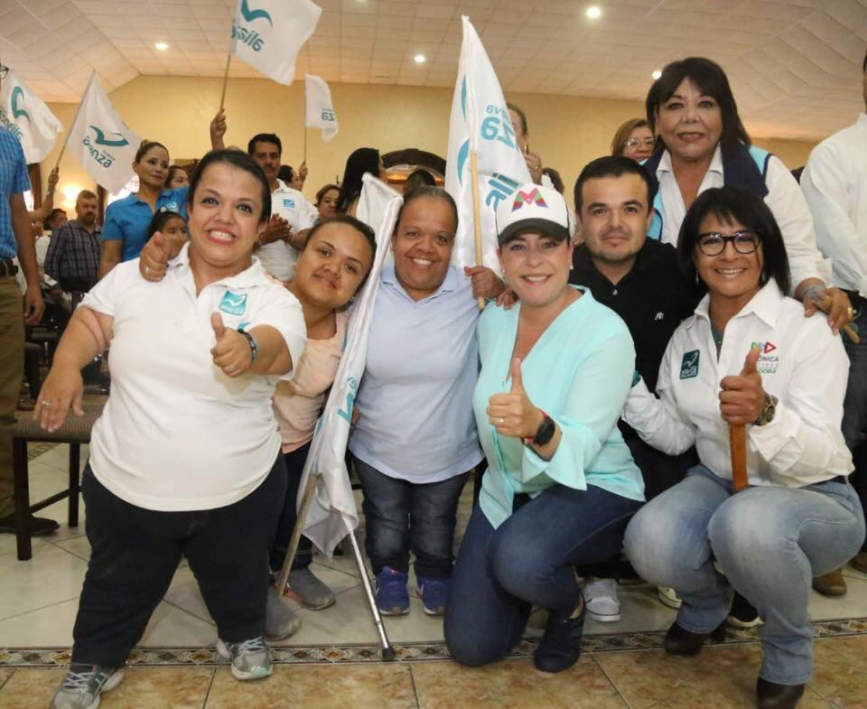 Veronica_mtz's tweet photo. Estoy en un #EncuentroConMaestros de la región sureste, acompañada por mi suplente @luisaivoneg y mis compañeros candidatos.

Escuchamos inquietudes y me comprometí a trabajar a favor del gremio magisterial. 

#VeroYJericóSenadores 
#PepePresidente 
#ManoloPresidente https://t.co/wj3KSpBqbR