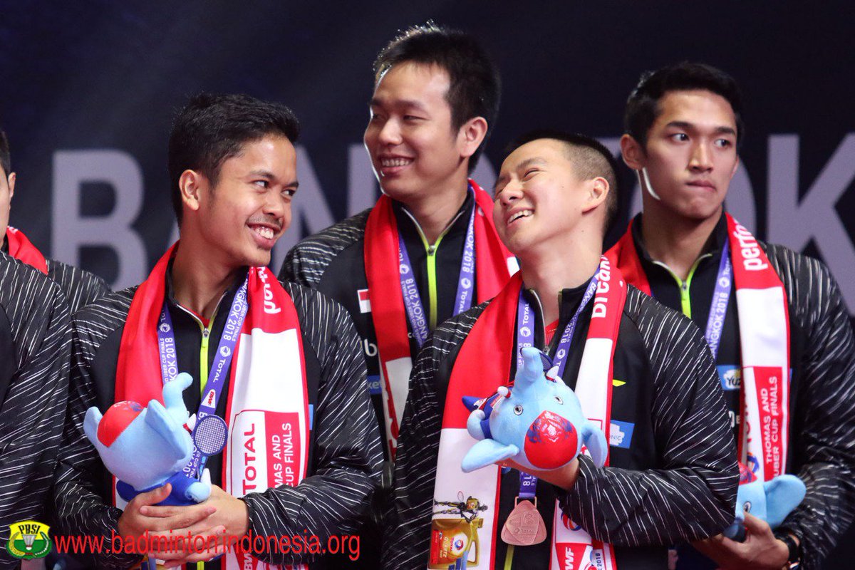 JONACHIVERS_'s tweet photo. [PICT] 2/2 | Tim Thomas di Podium #ThomasUberCup2018 🇮🇩😍💃

Yakk dipilih - dipilihh 😍😘

#latepost #superlatepost #thomasubercup2018 #jonatanchristie #nextjuara #indonesianteam #timthomasindonesia

📷 : PBSI https://t.co/oAaP3cYoxe
