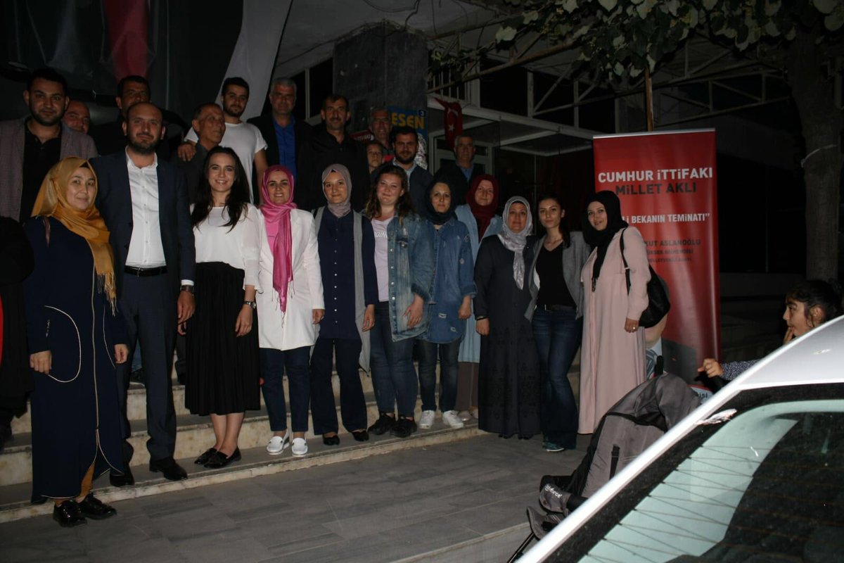 akgenclik10's tweet photo. En genç vekil adayımız Zeynep Deniz ile birlikte Manyasımızda iftar ettikten sonra, esnaf ve kahve ziyaretlerindw bulunduk. Gelecek gençlerin omuzlarında yükselecek inşallah. https://t.co/1eqDksyeka