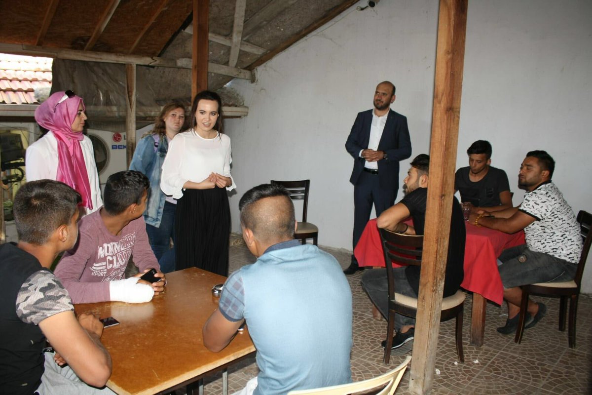akgenclik10's tweet photo. En genç vekil adayımız Zeynep Deniz ile birlikte Manyasımızda iftar ettikten sonra, esnaf ve kahve ziyaretlerindw bulunduk. Gelecek gençlerin omuzlarında yükselecek inşallah. https://t.co/1eqDksyeka
