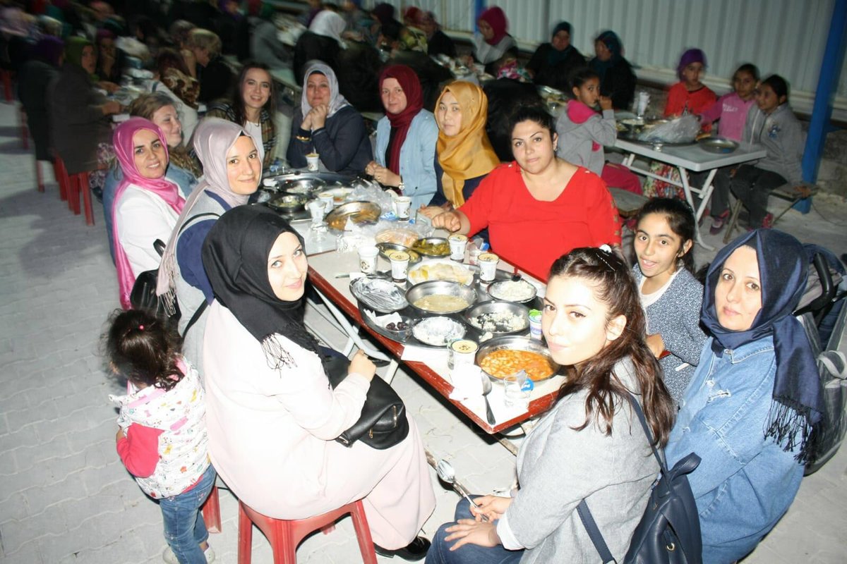 akgenclik10's tweet photo. En genç vekil adayımız Zeynep Deniz ile birlikte Manyasımızda iftar ettikten sonra, esnaf ve kahve ziyaretlerindw bulunduk. Gelecek gençlerin omuzlarında yükselecek inşallah. https://t.co/1eqDksyeka